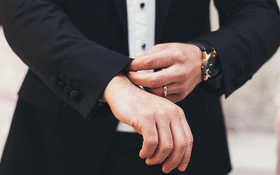 Welke outfit past bij een casual bruiloft outfit?