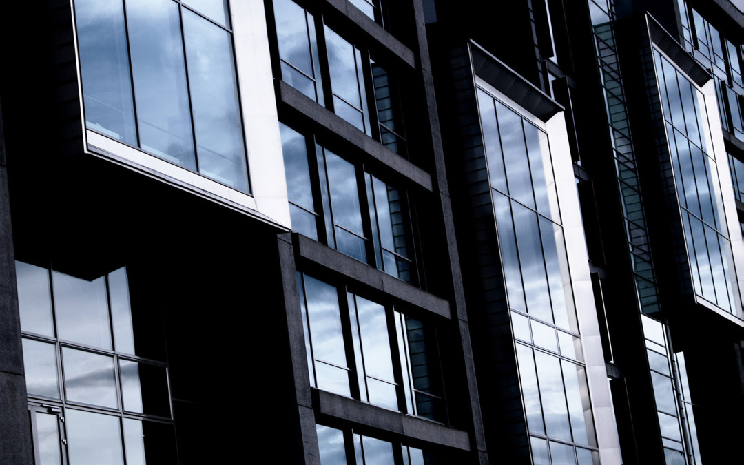 Een huis met veel ramen koel houden? Zo doe je dat!