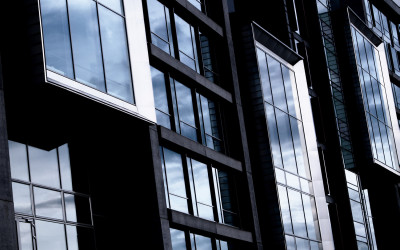 Een huis met veel ramen koel houden? Zo doe je dat!