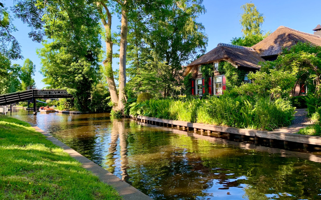 Zorgeloos Avontuur: Een Boot Huren in Giethoorn bij Smit Giethoorn