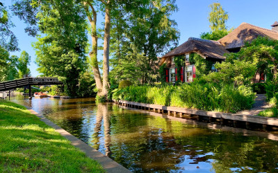 Zorgeloos Avontuur: Een Boot Huren in Giethoorn bij Smit Giethoorn