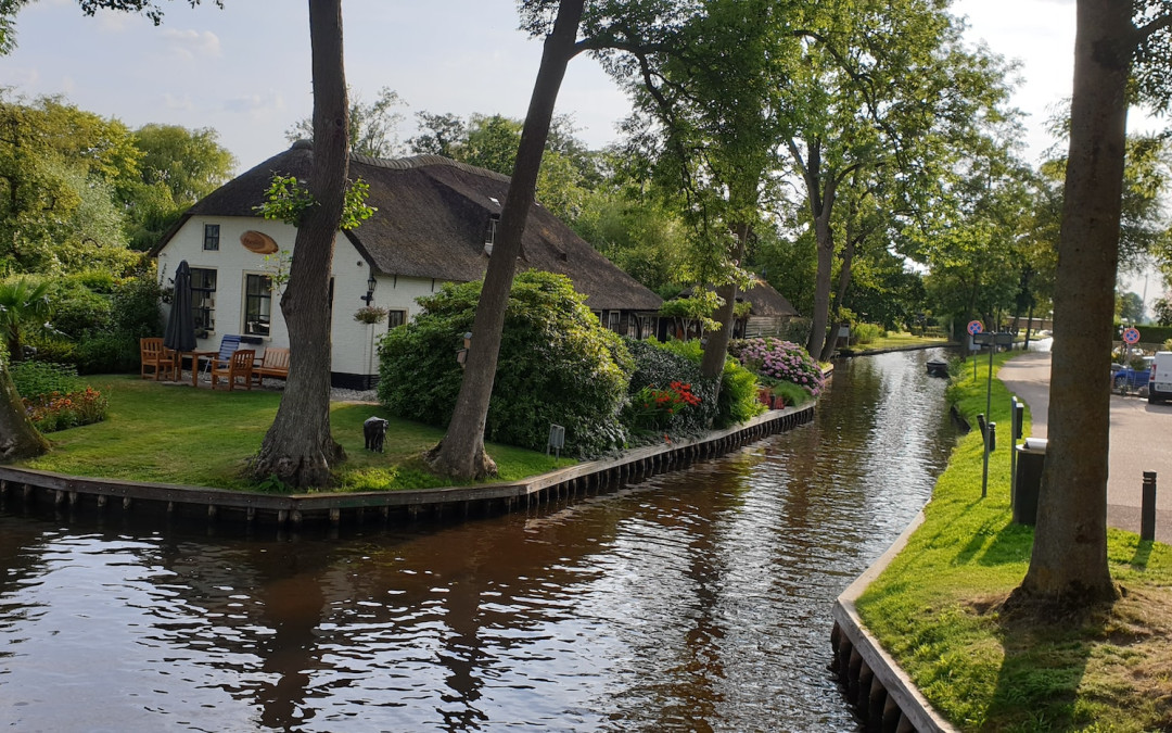 Varen in Stijl: Ontdek Giethoorn met een Gehuurd Bootje