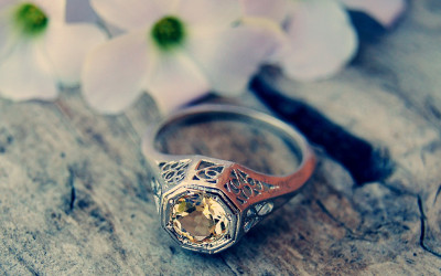 Duik in de schatkist van stijl met vintage ringen en vintage oorbellen